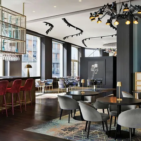 Hotel Renaissance Tower