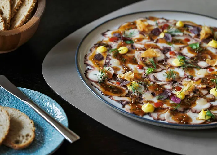 מלון Renaissance Tower 5*