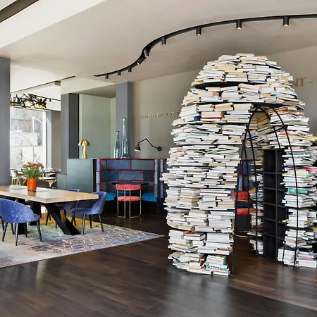 Hotel Renaissance Tower